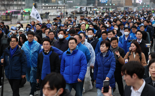 지난 12일 윤석열 대통령 파면을 촉구하며 여의도 국회에서부터 도보 행진을 시작한 더불어민주당 의원들이 서울 종로구 광화문광장에 도착하고 있다. [연합뉴스]